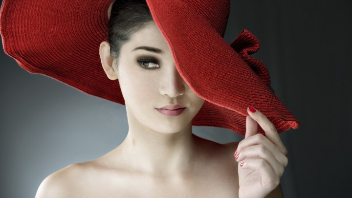 fashion-red-hat-brunette-model-girl-portrait-wallpaper-1920x1080